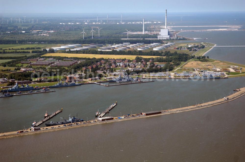 Aerial photograph Wilhemshaven - Blick über den Neuen Vorhafen mit dem Marinestützpunkt Heppenser Groden auf den NWO-Ölhafen in Wilhemshaven an der Jade in Niedersachsen, Kontakt: