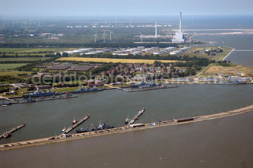 Wilhemshaven from above - Blick über den Neuen Vorhafen mit dem Marinestützpunkt Heppenser Groden auf den NWO-Ölhafen in Wilhemshaven an der Jade in Niedersachsen, Kontakt: