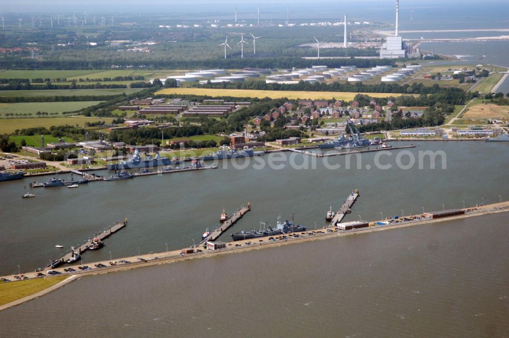 Wilhemshaven from the bird's eye view: Blick über den Neuen Vorhafen mit dem Marinestützpunkt Heppenser Groden auf den NWO-Ölhafen in Wilhemshaven an der Jade in Niedersachsen, Kontakt: