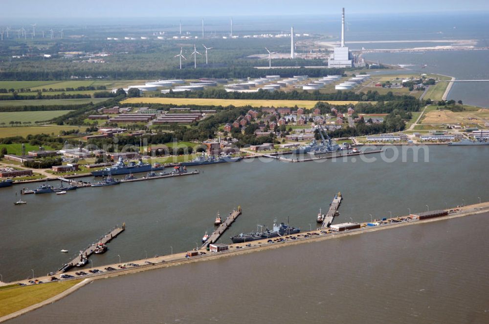 Aerial image Wilhemshaven - Blick über den Neuen Vorhafen mit dem Marinestützpunkt Heppenser Groden auf den NWO-Ölhafen in Wilhemshaven an der Jade in Niedersachsen, Kontakt: