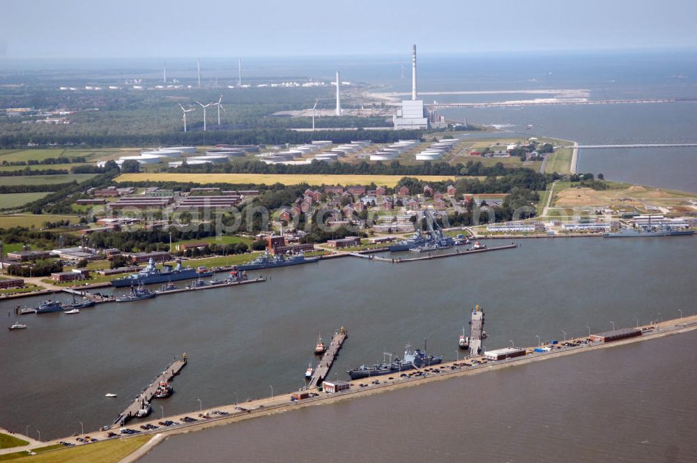 Aerial photograph Wilhemshaven - Blick über den Neuen Vorhafen mit dem Marinestützpunkt Heppenser Groden auf den NWO-Ölhafen in Wilhemshaven an der Jade in Niedersachsen, Kontakt: