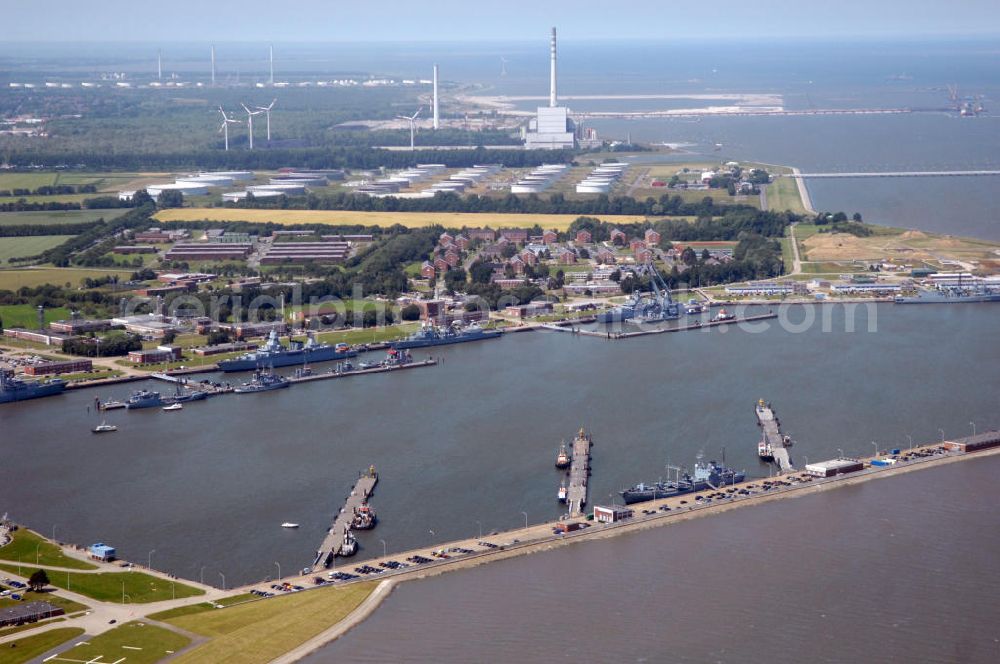 Wilhemshaven from above - Blick über den Neuen Vorhafen mit dem Marinestützpunkt Heppenser Groden auf den NWO-Ölhafen in Wilhemshaven an der Jade in Niedersachsen, Kontakt: