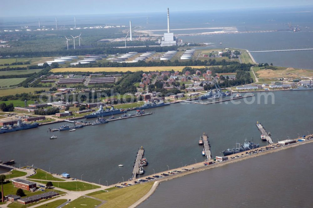 Wilhemshaven from the bird's eye view: Blick über den Neuen Vorhafen mit dem Marinestützpunkt Heppenser Groden auf den NWO-Ölhafen in Wilhemshaven an der Jade in Niedersachsen, Kontakt: