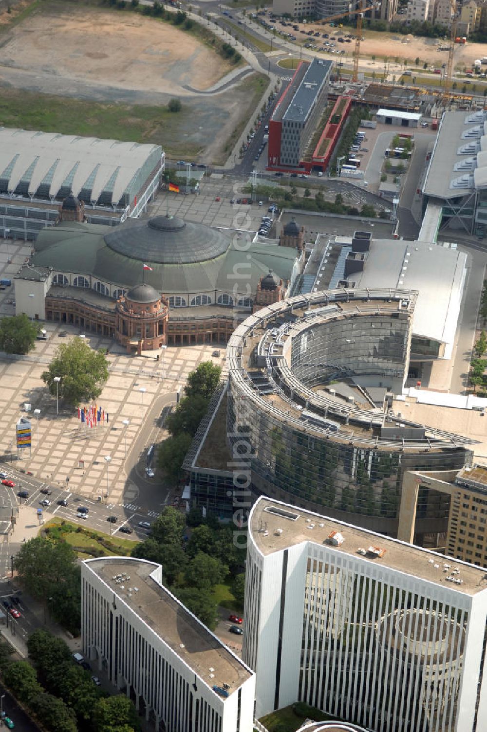 Aerial image Frankfurt am Main - Blick auf das Maritim Hotel Frankfurt, die Festhalle und das DB InfraGO AG-Gebäude im Zentrum von Frankfurt am Main in Hessen. Die DB InfraGO AG (unten im Bild) ist als Tochtergesellschaft der Deutschen Bahn AG für die Schieneninfrastruktur verantwortlich. Kontakt: Theodor-Heuss-Allee 7, 60486 Frankfurt am Main, Tel. +49 (0) 69 265-0,