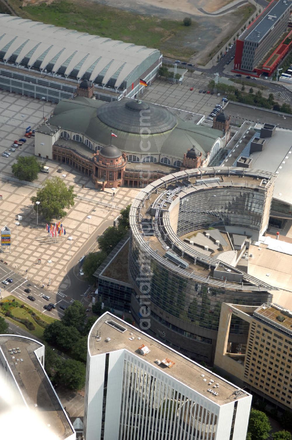 Aerial photograph Frankfurt am Main - Blick auf das Maritim Hotel Frankfurt, die Festhalle und das DB InfraGO AG-Gebäude im Zentrum von Frankfurt am Main in Hessen. Die DB InfraGO AG (unten im Bild) ist als Tochtergesellschaft der Deutschen Bahn AG für die Schieneninfrastruktur verantwortlich. Kontakt: Theodor-Heuss-Allee 7, 60486 Frankfurt am Main, Tel. +49 (0) 69 265-0,