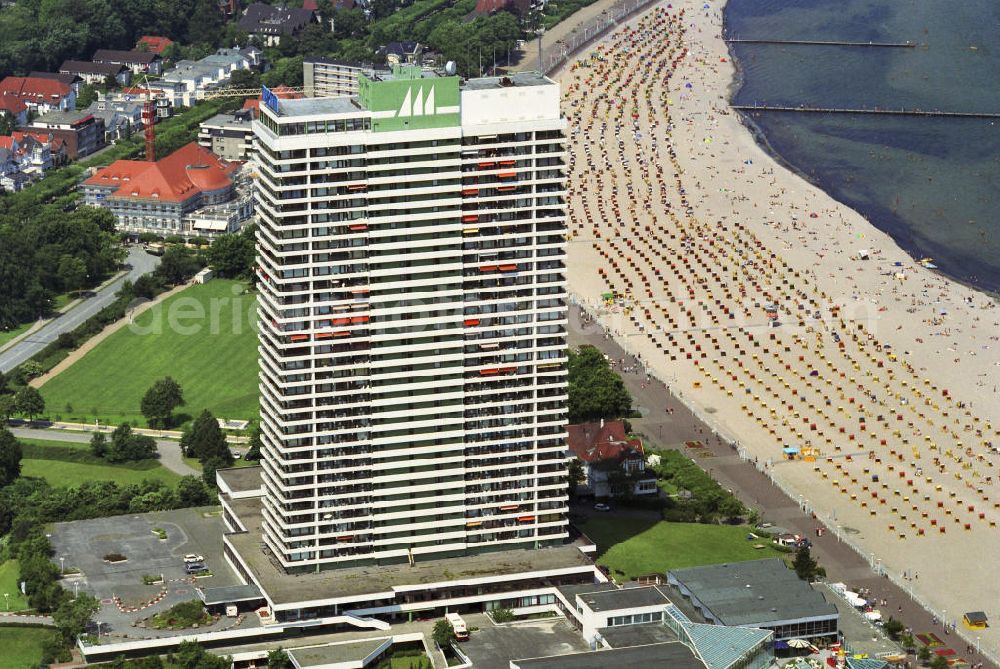 Travemünde from the bird's eye view: Blick auf das MARITIM - Hotel am Strand von Travemünde. View of the Maritim - Hotel on the beach of Travemünde.