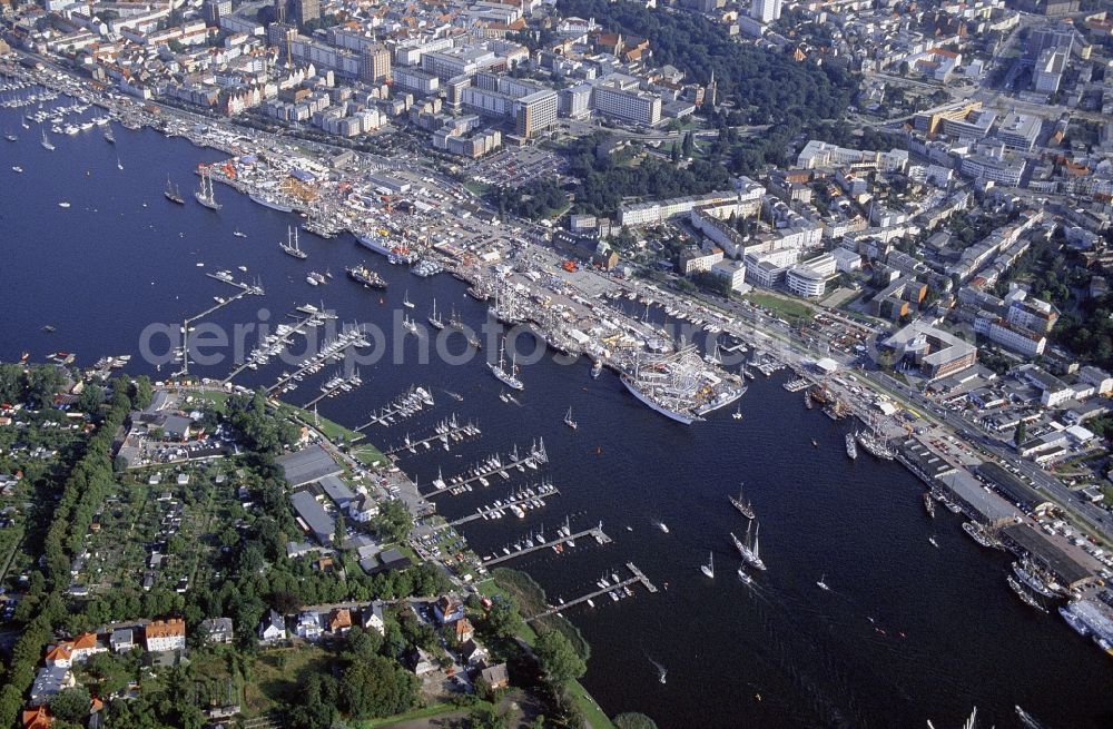 Rostock from the bird's eye view: Maritime public festival in the district middle in Rostock in the federal state Mecklenburg-West Pomerania