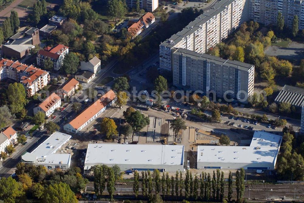 Berlin-Lichtenberg from the bird's eye view: Blick auf die Bauarbeiten vom market Einkaufszentrum in Berlin-Friedrichsfelde. Entstehen sollen über 5000 m² Mietfläche und 275 Pkw-Stellplätzen. Dieses moderne Einkaufszentrum mit einer Mischung aus Einzelhandel und Dienstleistung wird die neue Ortsmitte des Stadtteils bilden. Generalunternehmer ist die STRABAG Projektentwicklung GmbH Bereich Berlin, Bessemerstraße 42b, 12103 - Berlin - Tel.: (0)30 300680 - 0 - Fax: (0)30 300680 - 60