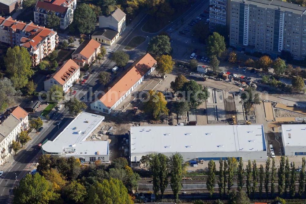 Aerial image Berlin-Lichtenberg - Blick auf die Bauarbeiten vom market Einkaufszentrum in Berlin-Friedrichsfelde. Entstehen sollen über 5000 m² Mietfläche und 275 Pkw-Stellplätzen. Dieses moderne Einkaufszentrum mit einer Mischung aus Einzelhandel und Dienstleistung wird die neue Ortsmitte des Stadtteils bilden. Generalunternehmer ist die STRABAG Projektentwicklung GmbH Bereich Berlin, Bessemerstraße 42b, 12103 - Berlin - Tel.: (0)30 300680 - 0 - Fax: (0)30 300680 - 60