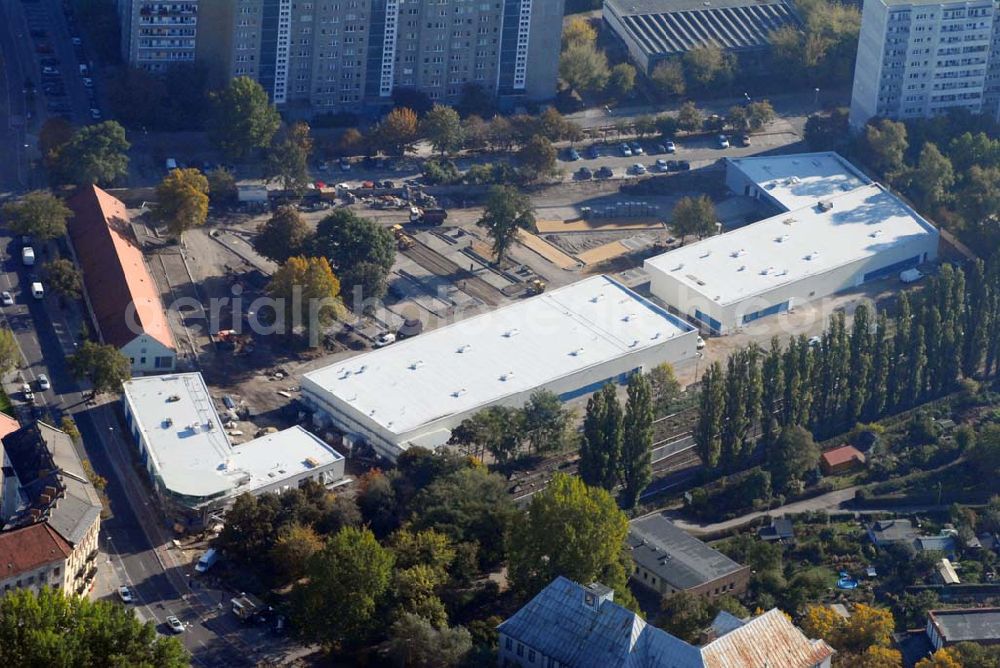 Aerial photograph Berlin-Lichtenberg - Blick auf die Bauarbeiten vom market Einkaufszentrum in Berlin-Friedrichsfelde. Entstehen sollen über 5000 m² Mietfläche und 275 Pkw-Stellplätzen. Dieses moderne Einkaufszentrum mit einer Mischung aus Einzelhandel und Dienstleistung wird die neue Ortsmitte des Stadtteils bilden. Generalunternehmer ist die STRABAG Projektentwicklung GmbH Bereich Berlin, Bessemerstraße 42b, 12103 - Berlin - Tel.: (0)30 300680 - 0 - Fax: (0)30 300680 - 60