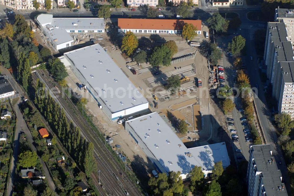 Berlin-Lichtenberg from above - Blick auf die Bauarbeiten vom market Einkaufszentrum in Berlin-Friedrichsfelde. Entstehen sollen über 5000 m² Mietfläche und 275 Pkw-Stellplätzen. Dieses moderne Einkaufszentrum mit einer Mischung aus Einzelhandel und Dienstleistung wird die neue Ortsmitte des Stadtteils bilden. Generalunternehmer ist die STRABAG Projektentwicklung GmbH Bereich Berlin, Bessemerstraße 42b, 12103 - Berlin - Tel.: (0)30 300680 - 0 - Fax: (0)30 300680 - 60