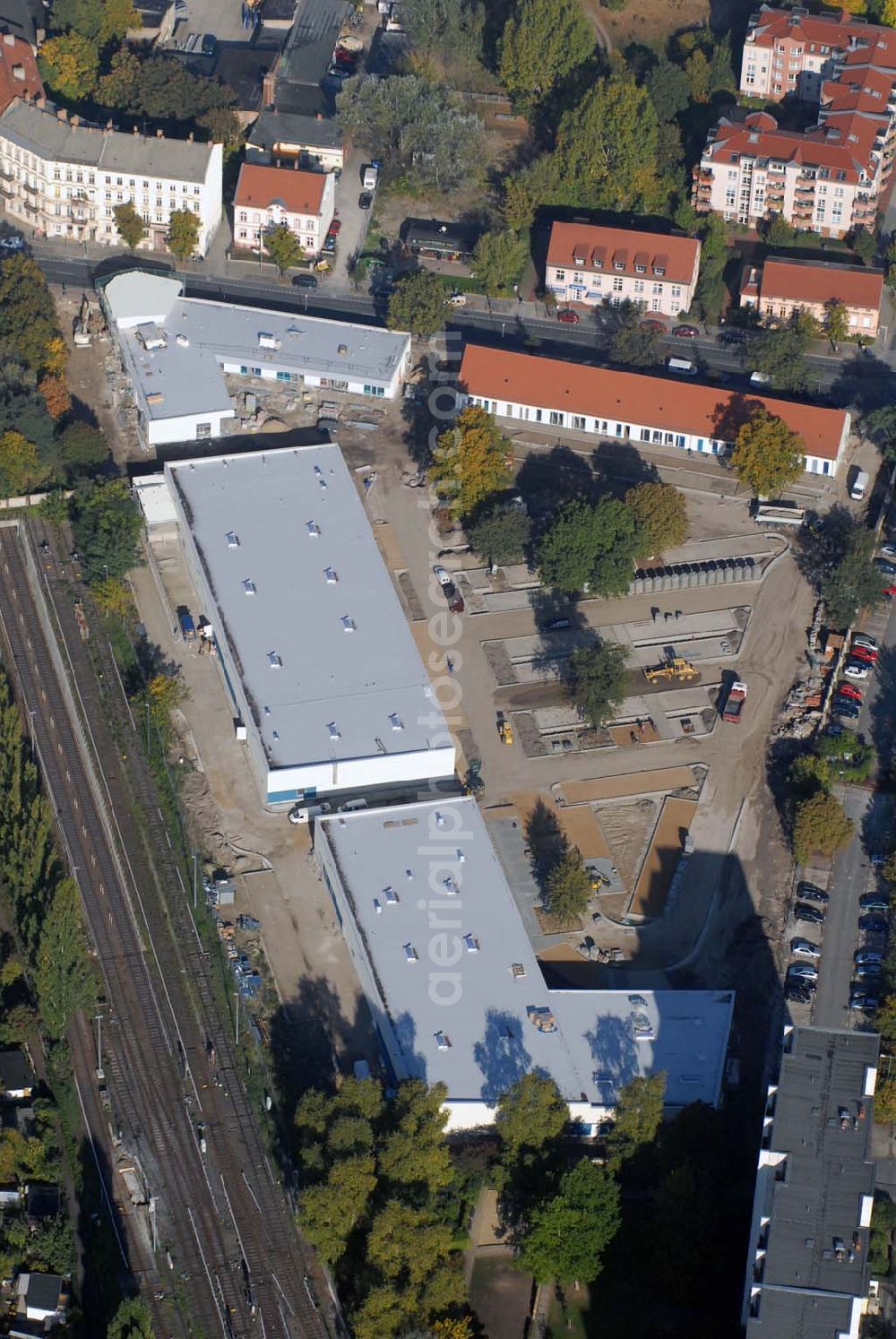 Berlin-Lichtenberg from the bird's eye view: Blick auf die Bauarbeiten vom market Einkaufszentrum in Berlin-Friedrichsfelde. Entstehen sollen über 5000 m² Mietfläche und 275 Pkw-Stellplätzen. Dieses moderne Einkaufszentrum mit einer Mischung aus Einzelhandel und Dienstleistung wird die neue Ortsmitte des Stadtteils bilden. Generalunternehmer ist die STRABAG Projektentwicklung GmbH Bereich Berlin, Bessemerstraße 42b, 12103 - Berlin - Tel.: (0)30 300680 - 0 - Fax: (0)30 300680 - 60