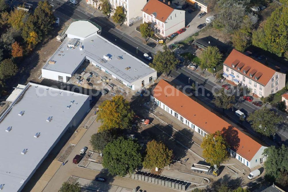 Aerial image Berlin-Lichtenberg - Blick auf die Bauarbeiten vom market Einkaufszentrum in Berlin-Friedrichsfelde. Entstehen sollen über 5000 m² Mietfläche und 275 Pkw-Stellplätzen. Dieses moderne Einkaufszentrum mit einer Mischung aus Einzelhandel und Dienstleistung wird die neue Ortsmitte des Stadtteils bilden. Generalunternehmer ist die STRABAG Projektentwicklung GmbH Bereich Berlin, Bessemerstraße 42b, 12103 - Berlin - Tel.: (0)30 300680 - 0 - Fax: (0)30 300680 - 60