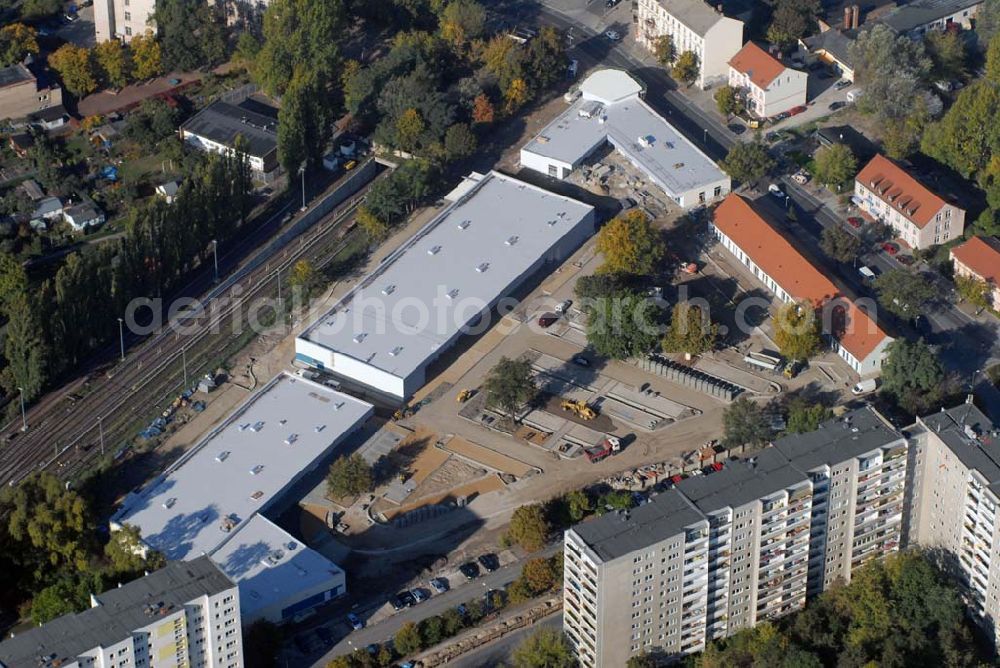 Aerial photograph Berlin-Lichtenberg - Blick auf die Bauarbeiten vom market Einkaufszentrum in Berlin-Friedrichsfelde. Entstehen sollen über 5000 m² Mietfläche und 275 Pkw-Stellplätzen. Dieses moderne Einkaufszentrum mit einer Mischung aus Einzelhandel und Dienstleistung wird die neue Ortsmitte des Stadtteils bilden. Generalunternehmer ist die STRABAG Projektentwicklung GmbH Bereich Berlin, Bessemerstraße 42b, 12103 - Berlin - Tel.: (0)30 300680 - 0 - Fax: (0)30 300680 - 60