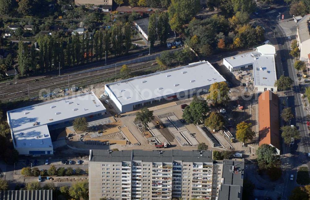 Berlin-Lichtenberg from above - Blick auf die Bauarbeiten vom market Einkaufszentrum in Berlin-Friedrichsfelde. Entstehen sollen über 5000 m² Mietfläche und 275 Pkw-Stellplätzen. Dieses moderne Einkaufszentrum mit einer Mischung aus Einzelhandel und Dienstleistung wird die neue Ortsmitte des Stadtteils bilden. Generalunternehmer ist die STRABAG Projektentwicklung GmbH Bereich Berlin, Bessemerstraße 42b, 12103 - Berlin - Tel.: (0)30 300680 - 0 - Fax: (0)30 300680 - 60