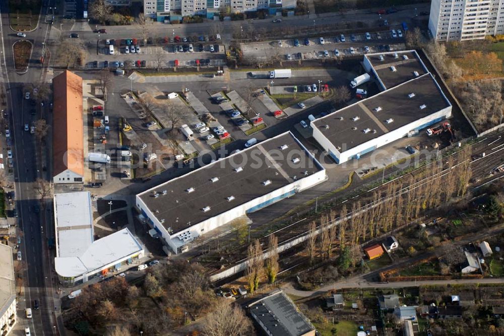 Berlin-Lichtenberg from above - Blick auf die Bauarbeiten vom market Einkaufszentrum in Berlin-Friedrichsfelde. Entstehen sollen über 5000 m² Mietfläche und 275 Pkw-Stellplätzen. Dieses moderne Einkaufszentrum mit einer Mischung aus Einzelhandel und Dienstleistung wird die neue Ortsmitte des Stadtteils bilden. Generalunternehmer ist die STRABAG Projektentwicklung GmbH Bereich Berlin, Bessemerstraße 42b, 12103 - Berlin - Tel.: (0)30 300680 - 0 - Fax: (0)30 300680 - 60