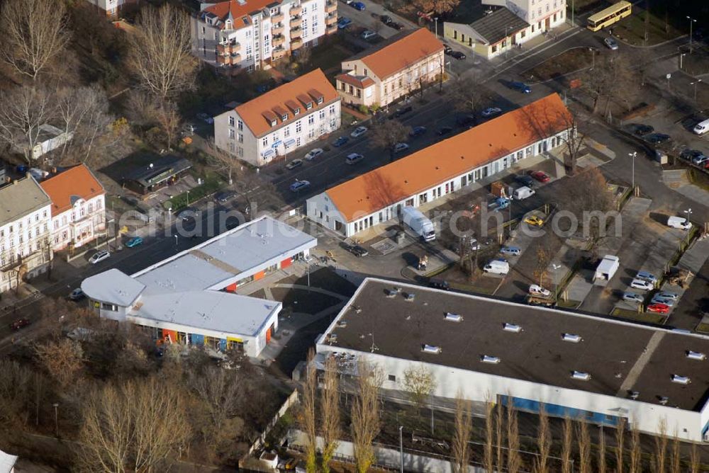 Aerial image Berlin-Lichtenberg - Blick auf die Bauarbeiten vom market Einkaufszentrum in Berlin-Friedrichsfelde. Entstehen sollen über 5000 m² Mietfläche und 275 Pkw-Stellplätzen. Dieses moderne Einkaufszentrum mit einer Mischung aus Einzelhandel und Dienstleistung wird die neue Ortsmitte des Stadtteils bilden. Generalunternehmer ist die STRABAG Projektentwicklung GmbH Bereich Berlin, Bessemerstraße 42b, 12103 - Berlin - Tel.: (0)30 300680 - 0 - Fax: (0)30 300680 - 60