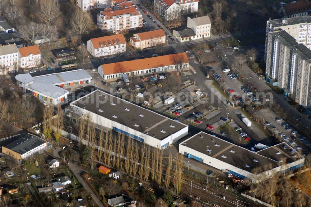 Aerial photograph Berlin-Lichtenberg - Blick auf die Bauarbeiten vom market Einkaufszentrum in Berlin-Friedrichsfelde. Entstehen sollen über 5000 m² Mietfläche und 275 Pkw-Stellplätzen. Dieses moderne Einkaufszentrum mit einer Mischung aus Einzelhandel und Dienstleistung wird die neue Ortsmitte des Stadtteils bilden. Generalunternehmer ist die STRABAG Projektentwicklung GmbH Bereich Berlin, Bessemerstraße 42b, 12103 - Berlin - Tel.: (0)30 300680 - 0 - Fax: (0)30 300680 - 60