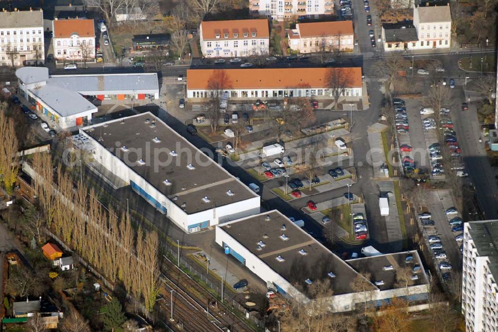 Berlin-Lichtenberg from above - Blick auf die Bauarbeiten vom market Einkaufszentrum in Berlin-Friedrichsfelde. Entstehen sollen über 5000 m² Mietfläche und 275 Pkw-Stellplätzen. Dieses moderne Einkaufszentrum mit einer Mischung aus Einzelhandel und Dienstleistung wird die neue Ortsmitte des Stadtteils bilden. Generalunternehmer ist die STRABAG Projektentwicklung GmbH Bereich Berlin, Bessemerstraße 42b, 12103 - Berlin - Tel.: (0)30 300680 - 0 - Fax: (0)30 300680 - 60