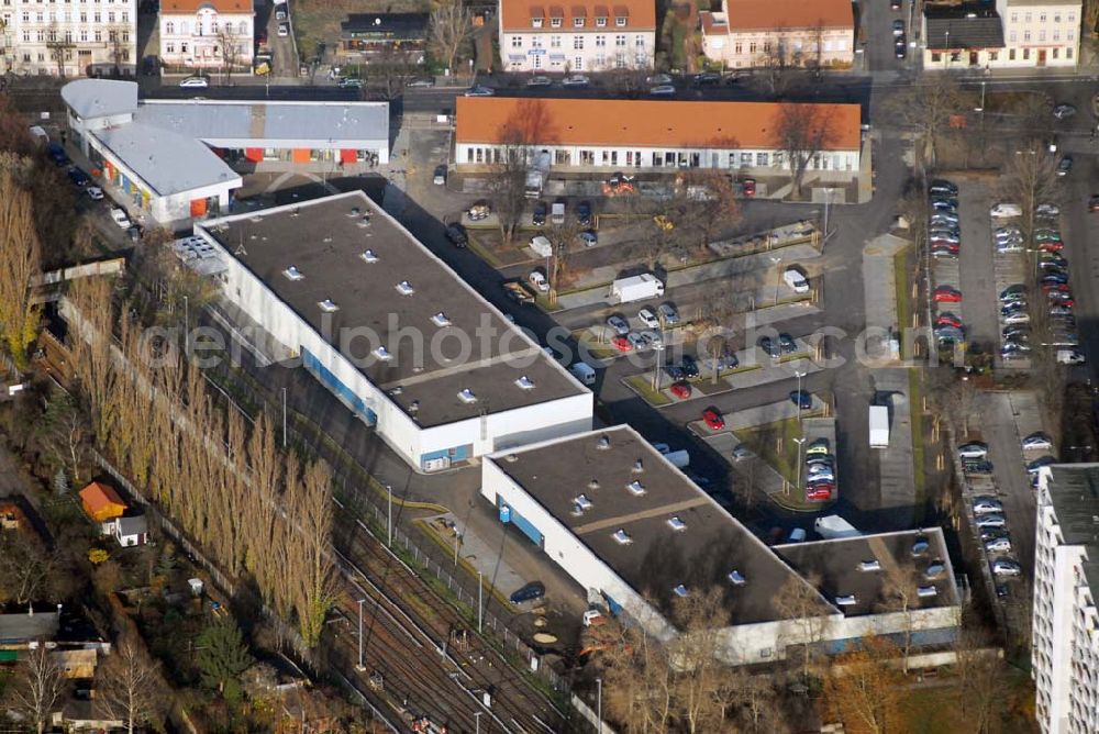 Berlin-Lichtenberg from the bird's eye view: Blick auf die Bauarbeiten vom market Einkaufszentrum in Berlin-Friedrichsfelde. Entstehen sollen über 5000 m² Mietfläche und 275 Pkw-Stellplätzen. Dieses moderne Einkaufszentrum mit einer Mischung aus Einzelhandel und Dienstleistung wird die neue Ortsmitte des Stadtteils bilden. Generalunternehmer ist die STRABAG Projektentwicklung GmbH Bereich Berlin, Bessemerstraße 42b, 12103 - Berlin - Tel.: (0)30 300680 - 0 - Fax: (0)30 300680 - 60