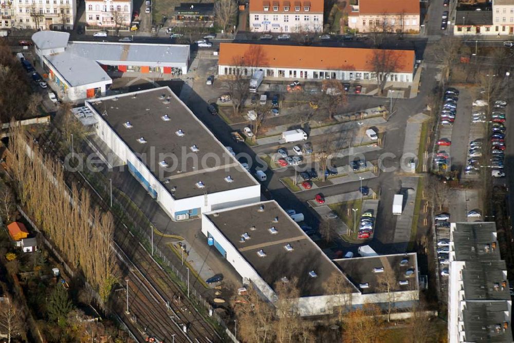 Aerial image Berlin-Lichtenberg - Blick auf die Bauarbeiten vom market Einkaufszentrum in Berlin-Friedrichsfelde. Entstehen sollen über 5000 m² Mietfläche und 275 Pkw-Stellplätzen. Dieses moderne Einkaufszentrum mit einer Mischung aus Einzelhandel und Dienstleistung wird die neue Ortsmitte des Stadtteils bilden. Generalunternehmer ist die STRABAG Projektentwicklung GmbH Bereich Berlin, Bessemerstraße 42b, 12103 - Berlin - Tel.: (0)30 300680 - 0 - Fax: (0)30 300680 - 60