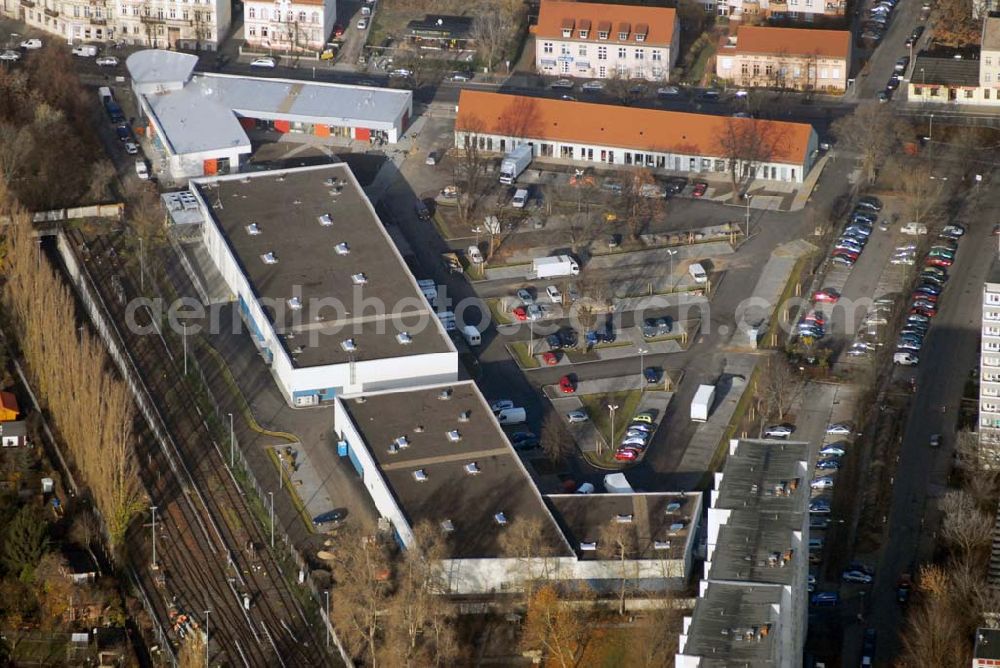 Aerial photograph Berlin-Lichtenberg - Blick auf die Bauarbeiten vom market Einkaufszentrum in Berlin-Friedrichsfelde. Entstehen sollen über 5000 m² Mietfläche und 275 Pkw-Stellplätzen. Dieses moderne Einkaufszentrum mit einer Mischung aus Einzelhandel und Dienstleistung wird die neue Ortsmitte des Stadtteils bilden. Generalunternehmer ist die STRABAG Projektentwicklung GmbH Bereich Berlin, Bessemerstraße 42b, 12103 - Berlin - Tel.: (0)30 300680 - 0 - Fax: (0)30 300680 - 60