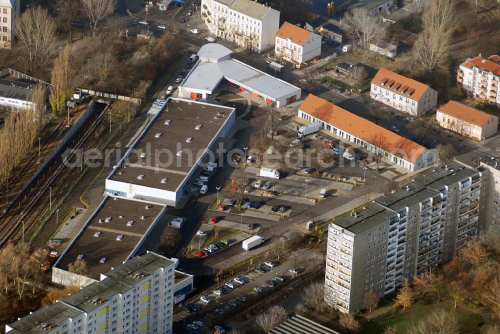 Berlin-Lichtenberg from above - Blick auf die Bauarbeiten vom market Einkaufszentrum in Berlin-Friedrichsfelde. Entstehen sollen über 5000 m² Mietfläche und 275 Pkw-Stellplätzen. Dieses moderne Einkaufszentrum mit einer Mischung aus Einzelhandel und Dienstleistung wird die neue Ortsmitte des Stadtteils bilden. Generalunternehmer ist die STRABAG Projektentwicklung GmbH Bereich Berlin, Bessemerstraße 42b, 12103 - Berlin - Tel.: (0)30 300680 - 0 - Fax: (0)30 300680 - 60