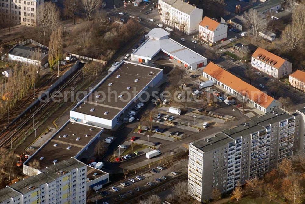 Berlin-Lichtenberg from the bird's eye view: Blick auf die Bauarbeiten vom market Einkaufszentrum in Berlin-Friedrichsfelde. Entstehen sollen über 5000 m² Mietfläche und 275 Pkw-Stellplätzen. Dieses moderne Einkaufszentrum mit einer Mischung aus Einzelhandel und Dienstleistung wird die neue Ortsmitte des Stadtteils bilden. Generalunternehmer ist die STRABAG Projektentwicklung GmbH Bereich Berlin, Bessemerstraße 42b, 12103 - Berlin - Tel.: (0)30 300680 - 0 - Fax: (0)30 300680 - 60