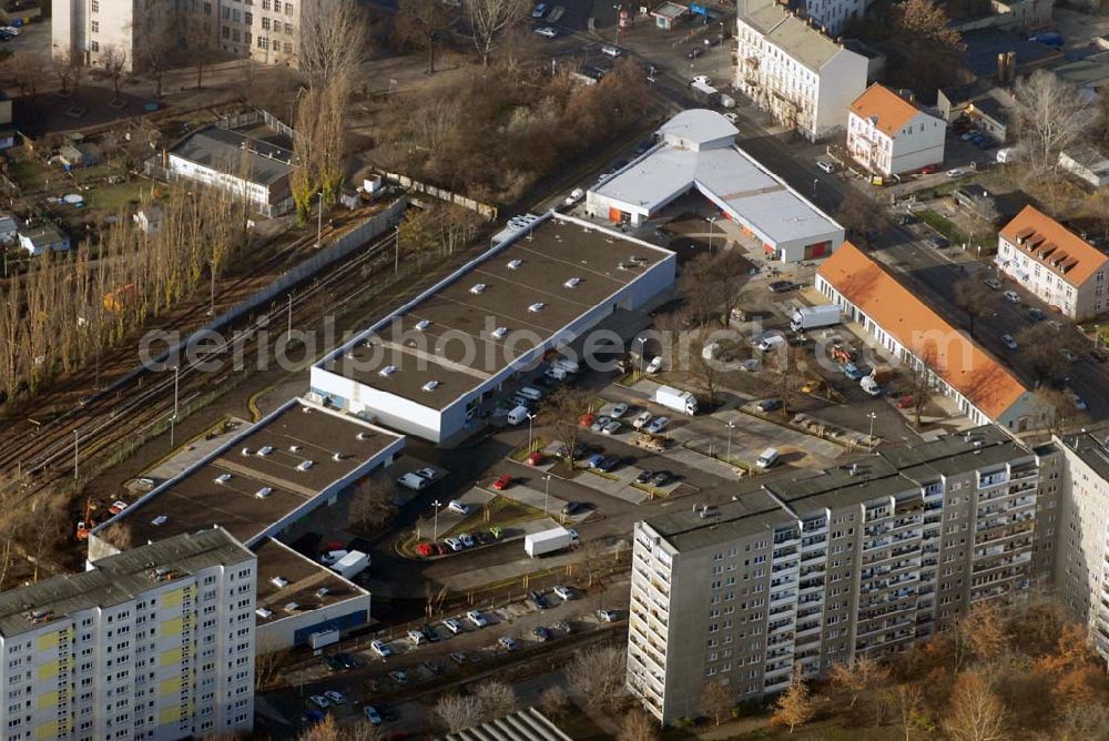 Aerial image Berlin-Lichtenberg - Blick auf die Bauarbeiten vom market Einkaufszentrum in Berlin-Friedrichsfelde. Entstehen sollen über 5000 m² Mietfläche und 275 Pkw-Stellplätzen. Dieses moderne Einkaufszentrum mit einer Mischung aus Einzelhandel und Dienstleistung wird die neue Ortsmitte des Stadtteils bilden. Generalunternehmer ist die STRABAG Projektentwicklung GmbH Bereich Berlin, Bessemerstraße 42b, 12103 - Berlin - Tel.: (0)30 300680 - 0 - Fax: (0)30 300680 - 60