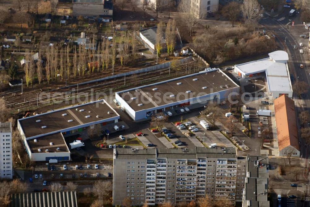 Aerial photograph Berlin-Lichtenberg - Blick auf die Bauarbeiten vom market Einkaufszentrum in Berlin-Friedrichsfelde. Entstehen sollen über 5000 m² Mietfläche und 275 Pkw-Stellplätzen. Dieses moderne Einkaufszentrum mit einer Mischung aus Einzelhandel und Dienstleistung wird die neue Ortsmitte des Stadtteils bilden. Generalunternehmer ist die STRABAG Projektentwicklung GmbH Bereich Berlin, Bessemerstraße 42b, 12103 - Berlin - Tel.: (0)30 300680 - 0 - Fax: (0)30 300680 - 60