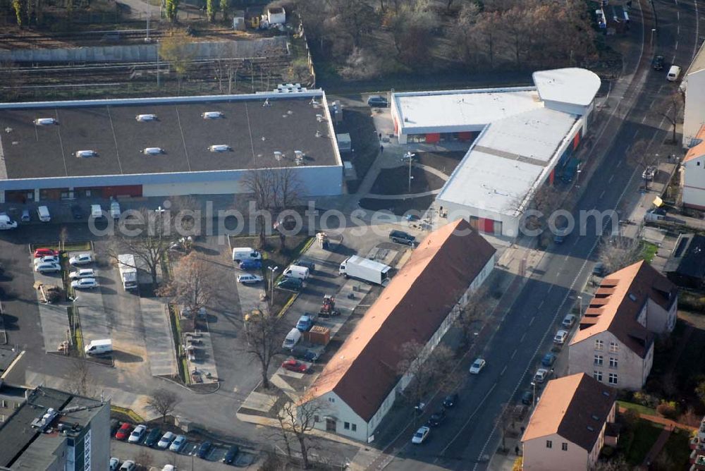 Berlin-Lichtenberg from above - Blick auf die Bauarbeiten vom market Einkaufszentrum in Berlin-Friedrichsfelde. Entstehen sollen über 5000 m² Mietfläche und 275 Pkw-Stellplätzen. Dieses moderne Einkaufszentrum mit einer Mischung aus Einzelhandel und Dienstleistung wird die neue Ortsmitte des Stadtteils bilden. Generalunternehmer ist die STRABAG Projektentwicklung GmbH Bereich Berlin, Bessemerstraße 42b, 12103 - Berlin - Tel.: (0)30 300680 - 0 - Fax: (0)30 300680 - 60