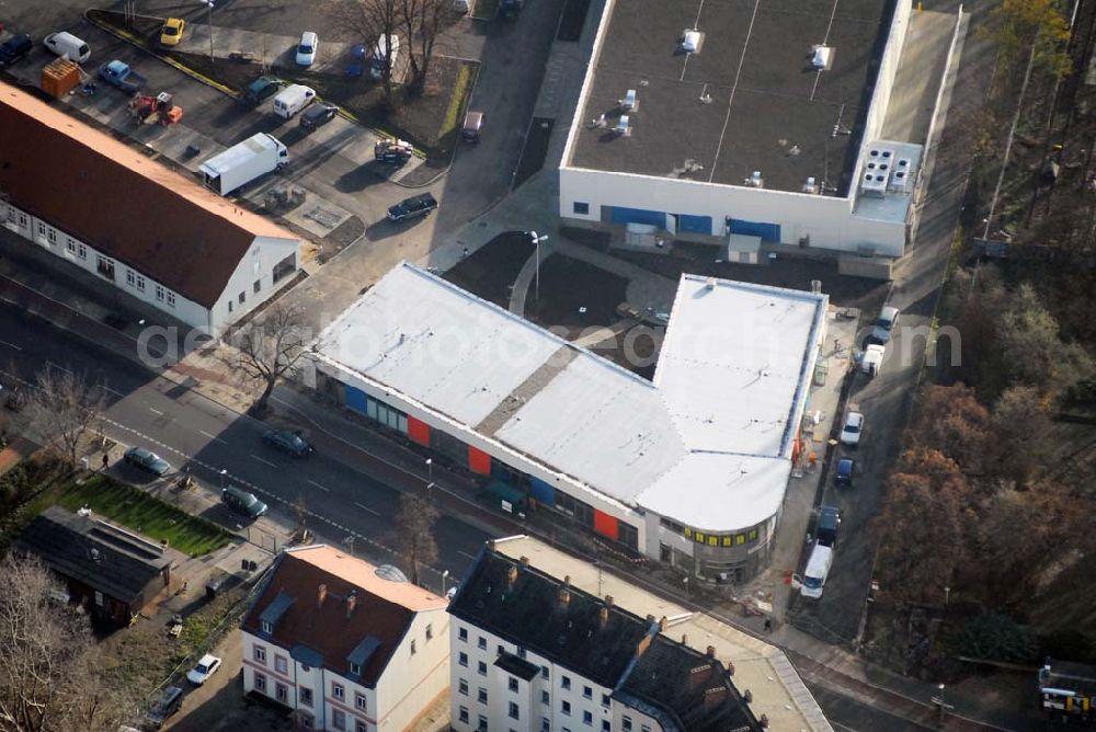 Berlin-Lichtenberg from the bird's eye view: Blick auf die Bauarbeiten vom market Einkaufszentrum in Berlin-Friedrichsfelde. Entstehen sollen über 5000 m² Mietfläche und 275 Pkw-Stellplätzen. Dieses moderne Einkaufszentrum mit einer Mischung aus Einzelhandel und Dienstleistung wird die neue Ortsmitte des Stadtteils bilden. Generalunternehmer ist die STRABAG Projektentwicklung GmbH Bereich Berlin, Bessemerstraße 42b, 12103 - Berlin - Tel.: (0)30 300680 - 0 - Fax: (0)30 300680 - 60