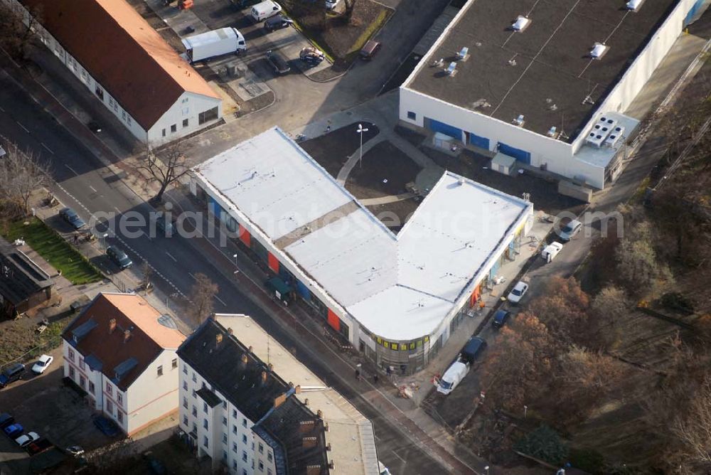 Aerial image Berlin-Lichtenberg - Blick auf die Bauarbeiten vom market Einkaufszentrum in Berlin-Friedrichsfelde. Entstehen sollen über 5000 m² Mietfläche und 275 Pkw-Stellplätzen. Dieses moderne Einkaufszentrum mit einer Mischung aus Einzelhandel und Dienstleistung wird die neue Ortsmitte des Stadtteils bilden. Generalunternehmer ist die STRABAG Projektentwicklung GmbH Bereich Berlin, Bessemerstraße 42b, 12103 - Berlin - Tel.: (0)30 300680 - 0 - Fax: (0)30 300680 - 60