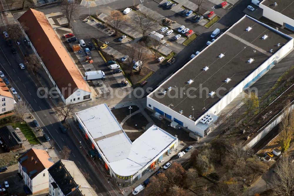 Aerial photograph Berlin-Lichtenberg - Blick auf die Bauarbeiten vom market Einkaufszentrum in Berlin-Friedrichsfelde. Entstehen sollen über 5000 m² Mietfläche und 275 Pkw-Stellplätzen. Dieses moderne Einkaufszentrum mit einer Mischung aus Einzelhandel und Dienstleistung wird die neue Ortsmitte des Stadtteils bilden. Generalunternehmer ist die STRABAG Projektentwicklung GmbH Bereich Berlin, Bessemerstraße 42b, 12103 - Berlin - Tel.: (0)30 300680 - 0 - Fax: (0)30 300680 - 60