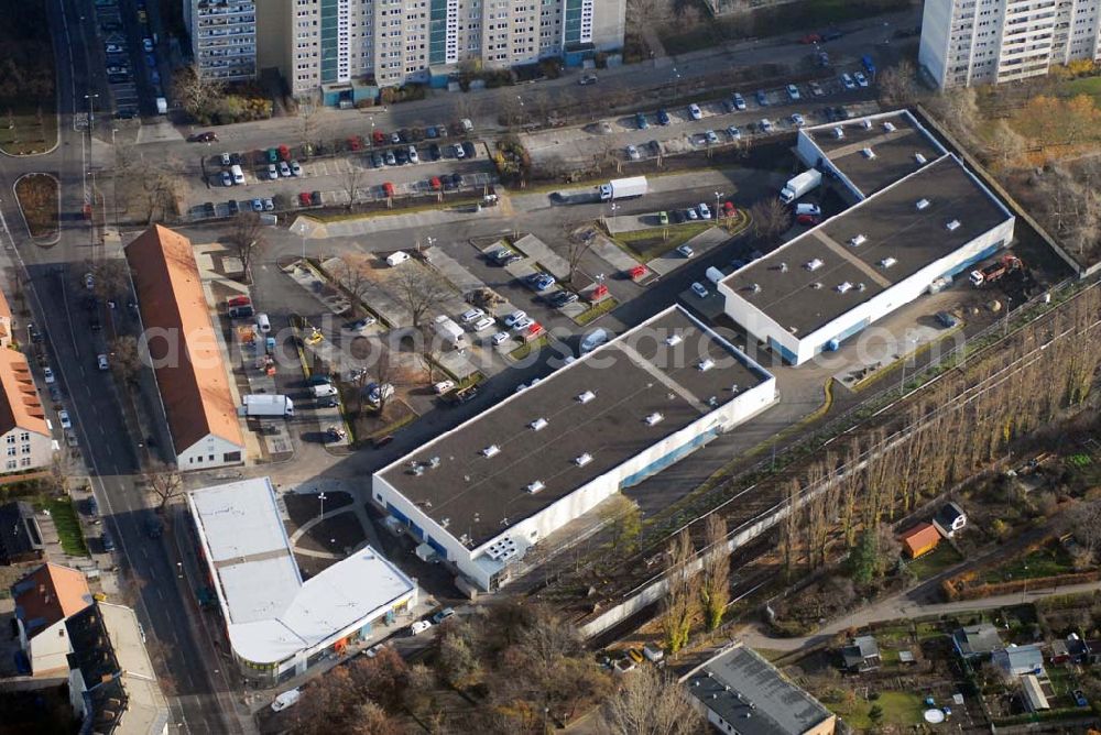 Berlin-Lichtenberg from above - Blick auf die Bauarbeiten vom market Einkaufszentrum in Berlin-Friedrichsfelde. Entstehen sollen über 5000 m² Mietfläche und 275 Pkw-Stellplätzen. Dieses moderne Einkaufszentrum mit einer Mischung aus Einzelhandel und Dienstleistung wird die neue Ortsmitte des Stadtteils bilden. Generalunternehmer ist die STRABAG Projektentwicklung GmbH Bereich Berlin, Bessemerstraße 42b, 12103 - Berlin - Tel.: (0)30 300680 - 0 - Fax: (0)30 300680 - 60