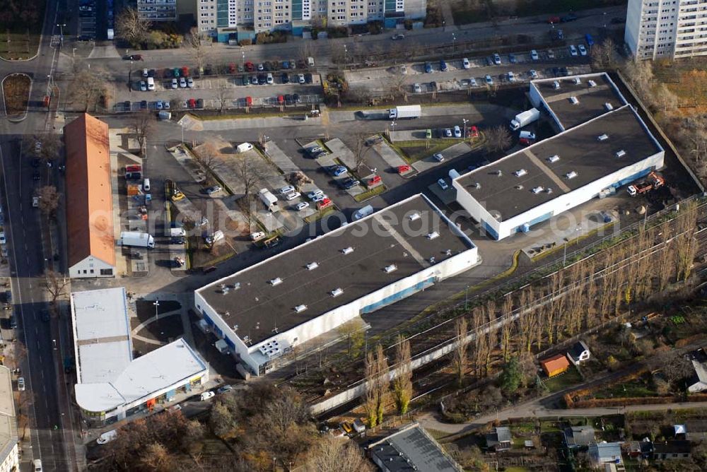 Berlin-Lichtenberg from the bird's eye view: Blick auf die Bauarbeiten vom market Einkaufszentrum in Berlin-Friedrichsfelde. Entstehen sollen über 5000 m² Mietfläche und 275 Pkw-Stellplätzen. Dieses moderne Einkaufszentrum mit einer Mischung aus Einzelhandel und Dienstleistung wird die neue Ortsmitte des Stadtteils bilden. Generalunternehmer ist die STRABAG Projektentwicklung GmbH Bereich Berlin, Bessemerstraße 42b, 12103 - Berlin - Tel.: (0)30 300680 - 0 - Fax: (0)30 300680 - 60