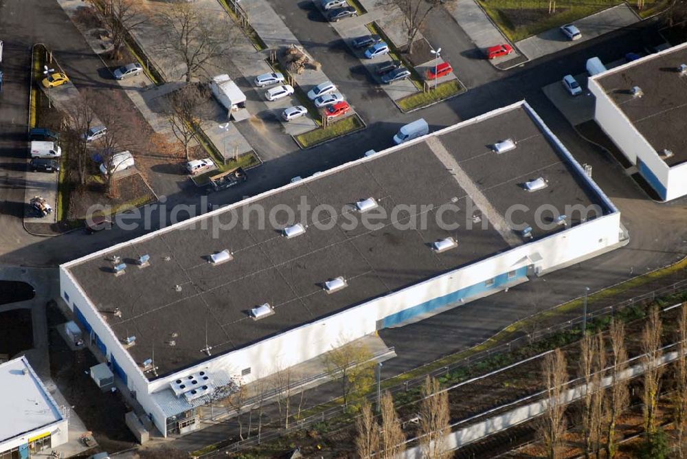 Aerial image Berlin-Lichtenberg - Blick auf die Bauarbeiten vom market Einkaufszentrum in Berlin-Friedrichsfelde. Entstehen sollen über 5000 m² Mietfläche und 275 Pkw-Stellplätzen. Dieses moderne Einkaufszentrum mit einer Mischung aus Einzelhandel und Dienstleistung wird die neue Ortsmitte des Stadtteils bilden. Generalunternehmer ist die STRABAG Projektentwicklung GmbH Bereich Berlin, Bessemerstraße 42b, 12103 - Berlin - Tel.: (0)30 300680 - 0 - Fax: (0)30 300680 - 60