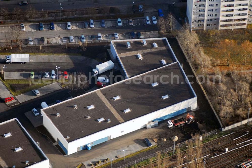 Aerial photograph Berlin-Lichtenberg - Blick auf die Bauarbeiten vom market Einkaufszentrum in Berlin-Friedrichsfelde. Entstehen sollen über 5000 m² Mietfläche und 275 Pkw-Stellplätzen. Dieses moderne Einkaufszentrum mit einer Mischung aus Einzelhandel und Dienstleistung wird die neue Ortsmitte des Stadtteils bilden. Generalunternehmer ist die STRABAG Projektentwicklung GmbH Bereich Berlin, Bessemerstraße 42b, 12103 - Berlin - Tel.: (0)30 300680 - 0 - Fax: (0)30 300680 - 60