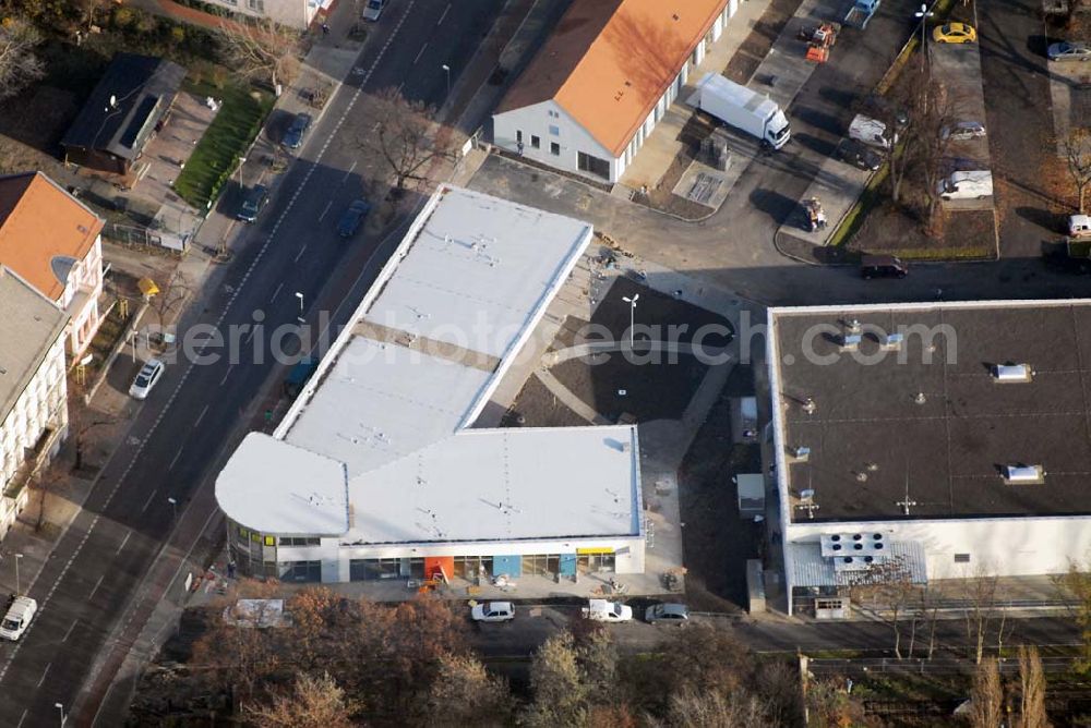 Berlin-Lichtenberg from above - Blick auf die Bauarbeiten vom market Einkaufszentrum in Berlin-Friedrichsfelde. Entstehen sollen über 5000 m² Mietfläche und 275 Pkw-Stellplätzen. Dieses moderne Einkaufszentrum mit einer Mischung aus Einzelhandel und Dienstleistung wird die neue Ortsmitte des Stadtteils bilden. Generalunternehmer ist die STRABAG Projektentwicklung GmbH Bereich Berlin, Bessemerstraße 42b, 12103 - Berlin - Tel.: (0)30 300680 - 0 - Fax: (0)30 300680 - 60