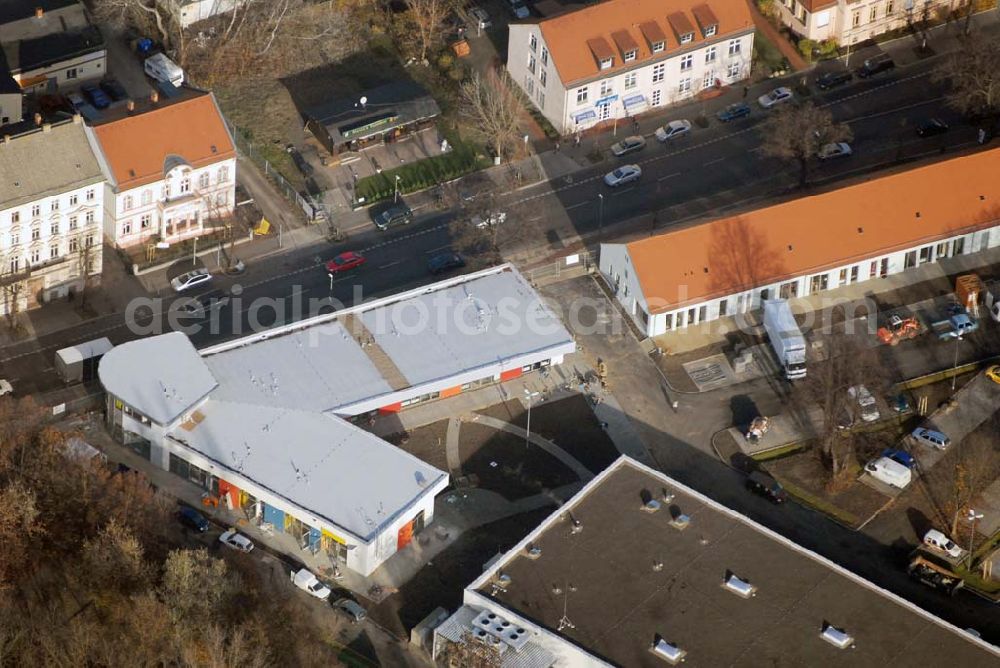 Berlin-Lichtenberg from the bird's eye view: Blick auf die Bauarbeiten vom market Einkaufszentrum in Berlin-Friedrichsfelde. Entstehen sollen über 5000 m² Mietfläche und 275 Pkw-Stellplätzen. Dieses moderne Einkaufszentrum mit einer Mischung aus Einzelhandel und Dienstleistung wird die neue Ortsmitte des Stadtteils bilden. Generalunternehmer ist die STRABAG Projektentwicklung GmbH Bereich Berlin, Bessemerstraße 42b, 12103 - Berlin - Tel.: (0)30 300680 - 0 - Fax: (0)30 300680 - 60