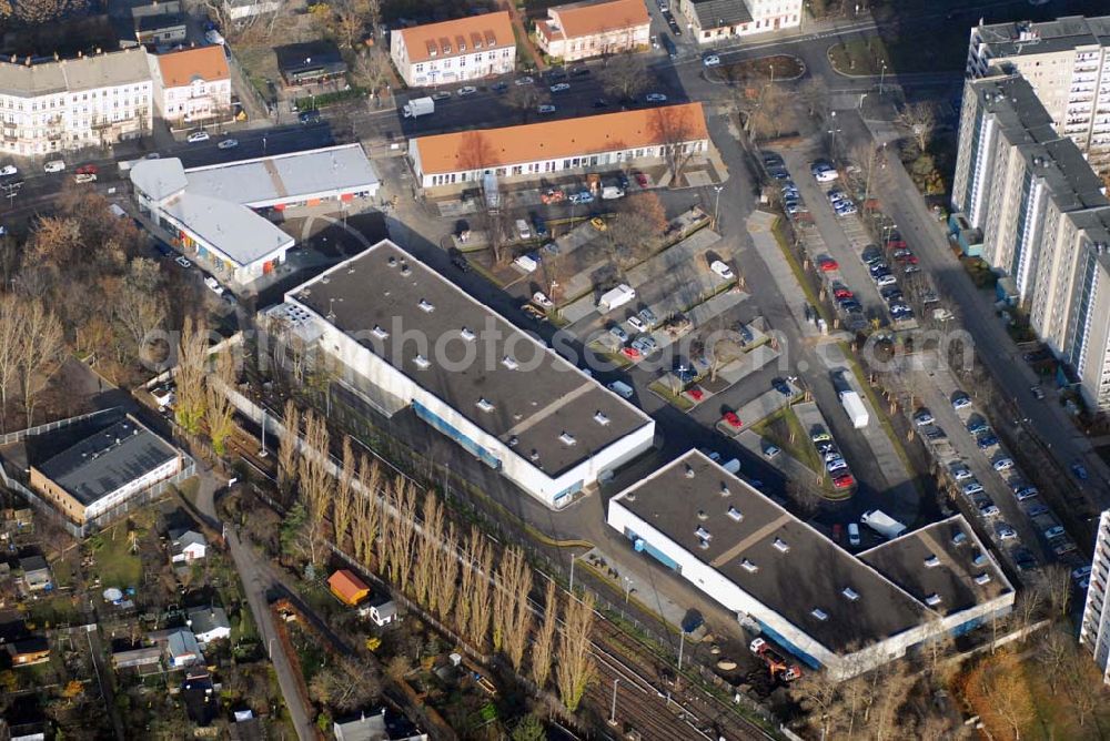 Aerial image Berlin-Lichtenberg - Blick auf die Bauarbeiten vom market Einkaufszentrum in Berlin-Friedrichsfelde. Entstehen sollen über 5000 m² Mietfläche und 275 Pkw-Stellplätzen. Dieses moderne Einkaufszentrum mit einer Mischung aus Einzelhandel und Dienstleistung wird die neue Ortsmitte des Stadtteils bilden. Generalunternehmer ist die STRABAG Projektentwicklung GmbH Bereich Berlin, Bessemerstraße 42b, 12103 - Berlin - Tel.: (0)30 300680 - 0 - Fax: (0)30 300680 - 60