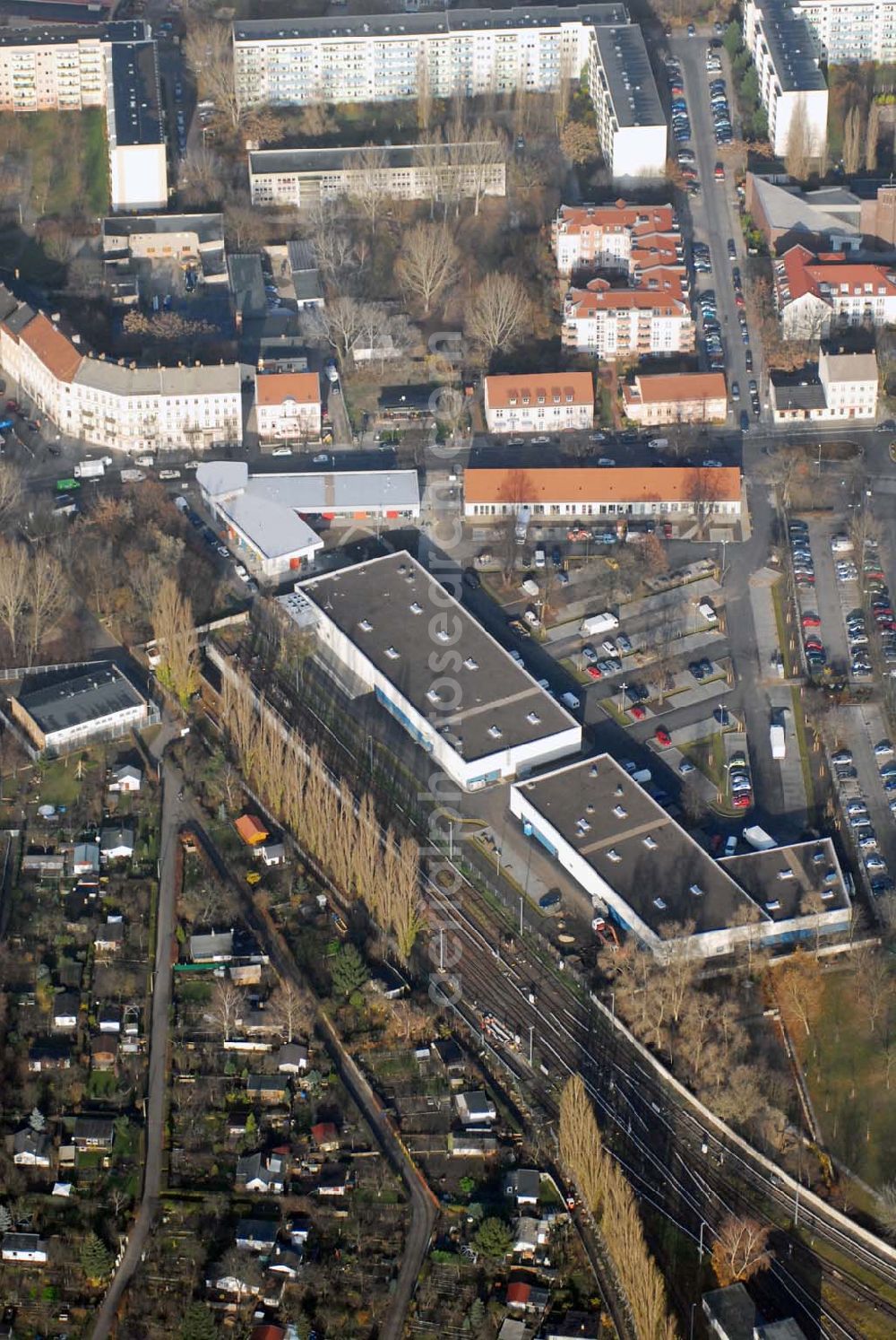 Aerial photograph Berlin-Lichtenberg - Blick auf die Bauarbeiten vom market Einkaufszentrum in Berlin-Friedrichsfelde. Entstehen sollen über 5000 m² Mietfläche und 275 Pkw-Stellplätzen. Dieses moderne Einkaufszentrum mit einer Mischung aus Einzelhandel und Dienstleistung wird die neue Ortsmitte des Stadtteils bilden. Generalunternehmer ist die STRABAG Projektentwicklung GmbH Bereich Berlin, Bessemerstraße 42b, 12103 - Berlin - Tel.: (0)30 300680 - 0 - Fax: (0)30 300680 - 60