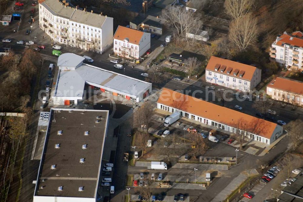 Berlin-Lichtenberg from above - Blick auf die Bauarbeiten vom market Einkaufszentrum in Berlin-Friedrichsfelde. Entstehen sollen über 5000 m² Mietfläche und 275 Pkw-Stellplätzen. Dieses moderne Einkaufszentrum mit einer Mischung aus Einzelhandel und Dienstleistung wird die neue Ortsmitte des Stadtteils bilden. Generalunternehmer ist die STRABAG Projektentwicklung GmbH Bereich Berlin, Bessemerstraße 42b, 12103 - Berlin - Tel.: (0)30 300680 - 0 - Fax: (0)30 300680 - 60