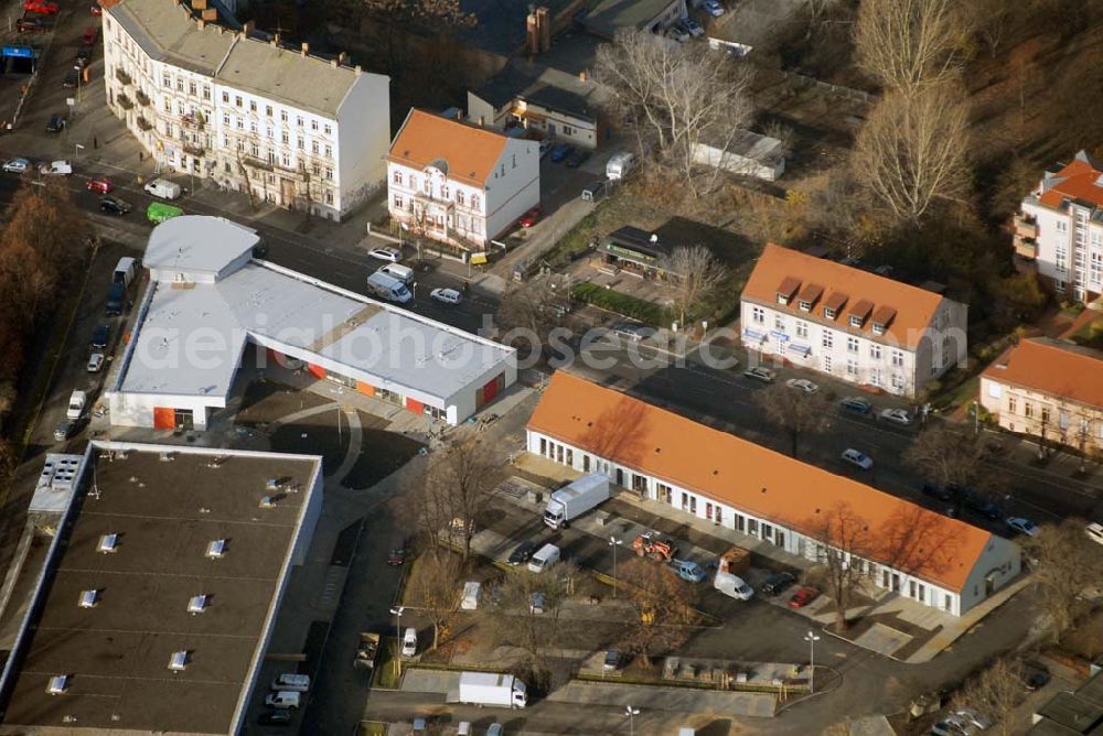 Berlin-Lichtenberg from the bird's eye view: Blick auf die Bauarbeiten vom market Einkaufszentrum in Berlin-Friedrichsfelde. Entstehen sollen über 5000 m² Mietfläche und 275 Pkw-Stellplätzen. Dieses moderne Einkaufszentrum mit einer Mischung aus Einzelhandel und Dienstleistung wird die neue Ortsmitte des Stadtteils bilden. Generalunternehmer ist die STRABAG Projektentwicklung GmbH Bereich Berlin, Bessemerstraße 42b, 12103 - Berlin - Tel.: (0)30 300680 - 0 - Fax: (0)30 300680 - 60