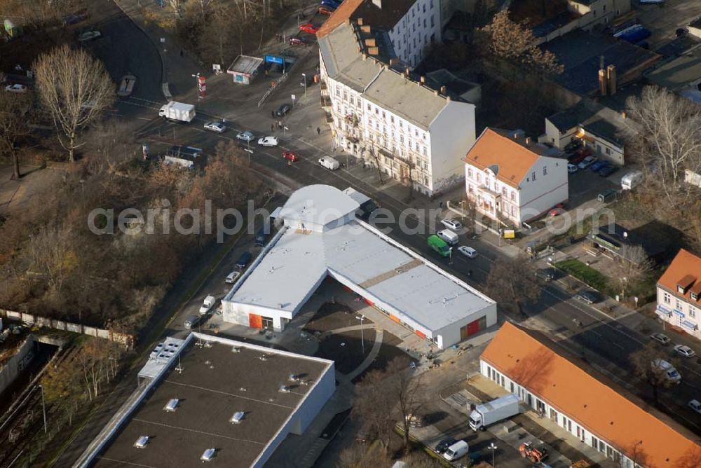 Aerial image Berlin-Lichtenberg - Blick auf die Bauarbeiten vom market Einkaufszentrum in Berlin-Friedrichsfelde. Entstehen sollen über 5000 m² Mietfläche und 275 Pkw-Stellplätzen. Dieses moderne Einkaufszentrum mit einer Mischung aus Einzelhandel und Dienstleistung wird die neue Ortsmitte des Stadtteils bilden. Generalunternehmer ist die STRABAG Projektentwicklung GmbH Bereich Berlin, Bessemerstraße 42b, 12103 - Berlin - Tel.: (0)30 300680 - 0 - Fax: (0)30 300680 - 60