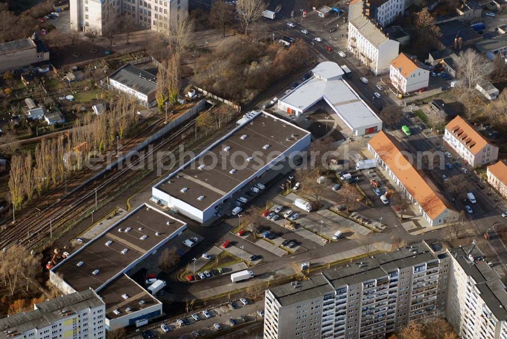 Aerial photograph Berlin-Lichtenberg - Blick auf die Bauarbeiten vom market Einkaufszentrum in Berlin-Friedrichsfelde. Entstehen sollen über 5000 m² Mietfläche und 275 Pkw-Stellplätzen. Dieses moderne Einkaufszentrum mit einer Mischung aus Einzelhandel und Dienstleistung wird die neue Ortsmitte des Stadtteils bilden. Generalunternehmer ist die STRABAG Projektentwicklung GmbH Bereich Berlin, Bessemerstraße 42b, 12103 - Berlin - Tel.: (0)30 300680 - 0 - Fax: (0)30 300680 - 60