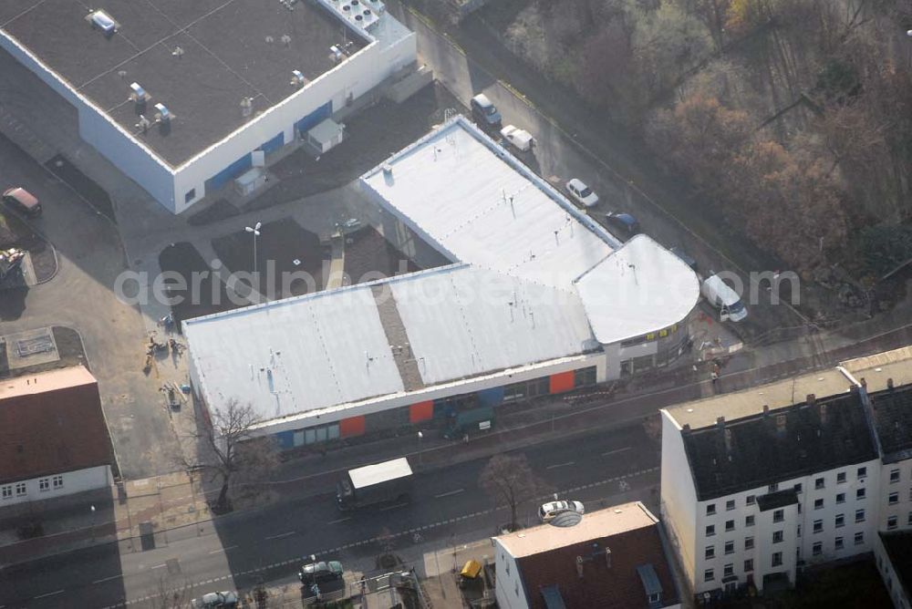 Berlin-Lichtenberg from above - Blick auf die Bauarbeiten vom market Einkaufszentrum in Berlin-Friedrichsfelde. Entstehen sollen über 5000 m² Mietfläche und 275 Pkw-Stellplätzen. Dieses moderne Einkaufszentrum mit einer Mischung aus Einzelhandel und Dienstleistung wird die neue Ortsmitte des Stadtteils bilden. Generalunternehmer ist die STRABAG Projektentwicklung GmbH Bereich Berlin, Bessemerstraße 42b, 12103 - Berlin - Tel.: (0)30 300680 - 0 - Fax: (0)30 300680 - 60