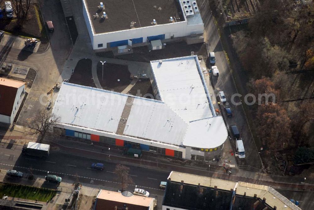 Berlin-Lichtenberg from the bird's eye view: Blick auf die Bauarbeiten vom market Einkaufszentrum in Berlin-Friedrichsfelde. Entstehen sollen über 5000 m² Mietfläche und 275 Pkw-Stellplätzen. Dieses moderne Einkaufszentrum mit einer Mischung aus Einzelhandel und Dienstleistung wird die neue Ortsmitte des Stadtteils bilden. Generalunternehmer ist die STRABAG Projektentwicklung GmbH Bereich Berlin, Bessemerstraße 42b, 12103 - Berlin - Tel.: (0)30 300680 - 0 - Fax: (0)30 300680 - 60