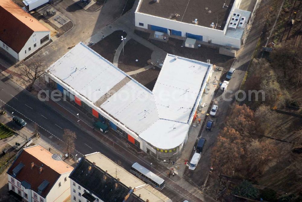 Aerial image Berlin-Lichtenberg - Blick auf die Bauarbeiten vom market Einkaufszentrum in Berlin-Friedrichsfelde. Entstehen sollen über 5000 m² Mietfläche und 275 Pkw-Stellplätzen. Dieses moderne Einkaufszentrum mit einer Mischung aus Einzelhandel und Dienstleistung wird die neue Ortsmitte des Stadtteils bilden. Generalunternehmer ist die STRABAG Projektentwicklung GmbH Bereich Berlin, Bessemerstraße 42b, 12103 - Berlin - Tel.: (0)30 300680 - 0 - Fax: (0)30 300680 - 60