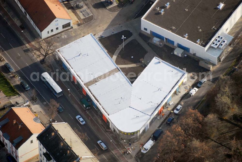 Aerial photograph Berlin-Lichtenberg - Blick auf die Bauarbeiten vom market Einkaufszentrum in Berlin-Friedrichsfelde. Entstehen sollen über 5000 m² Mietfläche und 275 Pkw-Stellplätzen. Dieses moderne Einkaufszentrum mit einer Mischung aus Einzelhandel und Dienstleistung wird die neue Ortsmitte des Stadtteils bilden. Generalunternehmer ist die STRABAG Projektentwicklung GmbH Bereich Berlin, Bessemerstraße 42b, 12103 - Berlin - Tel.: (0)30 300680 - 0 - Fax: (0)30 300680 - 60